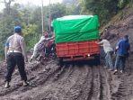 masyarakat-bantu-kendaraan-yang-mogok-di-atas-material-longsoran-di-desa-gantarang.jpg