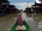 masyarakat-beraktivitas-menggunakan-perahu-saat-banjir-di-desa-lautang.jpg