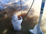 masyarakat-memanfaatkan-banjir-dengan-menjaring-ikan.jpg