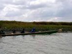 masyarakat-menangkap-ikan-di-danau-tempee.jpg