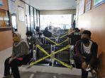 masyarakat-menunggu-sebelum-dilayani-di-kantor-samsat-kabupaten-bone.jpg