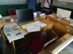 meja-kerja-di-kantor-bpbd-tana-toraja-tempat-penyimpanan-kamera-dan-laptop.jpg
