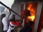 memadamkan-api-saat-terjadi-kebakaran_20151227_234932.jpg