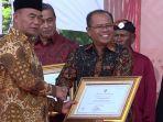 mendikbud-muhadjir-efendi-menyerahkan-piagam-penghargaan-kepada-marketing.jpg