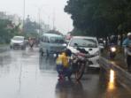 menerobos-genangan-air-di-jl-urip-sumoharjo-sabtu-2722016_20160227_174122.jpg