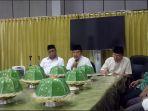 mengadakan-rapat-yang-dipimpin.jpg