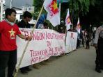 menggelar-aksi-sebagai-peringatan-hari_20160501_221406.jpg