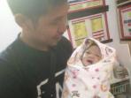 menggendong-bayi-yang-ditemukan-di_20160711_132118.jpg