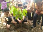menghadiri-penanaman-pohon-kakao_20161013_111906.jpg