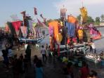 menghiasi-perahunya-menggunakan-telur_20160111_000638.jpg