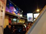 menghibur-penggemarnya-di-zona-cafe_20151010_003825.jpg