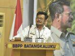 mentan-syl-saat-mengikuti-pembukaan-pelatihan-di-balai-besar-20082022.jpg