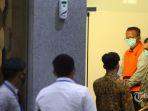 menteri-kkp-edhy-prabowo-mengenakan-rompi-oranye-usai-menjalani.jpg