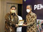 menteri-koordinator-bidang-perekonomian-airlangga-hartarto-kiri.jpg