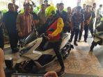 menteri-perindustrian-airlangga-hartarto-menjajal-motor-listrik-honda-pcx-electric.jpg