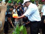 menteri-pertanian-ri-andi-amran-sulaiman-saat-menanam-bibit-kakao.jpg
