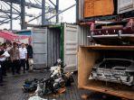 menteri-sri-mulyani-cek-kendaraan-selundupan-di-tanjung-priok.jpg