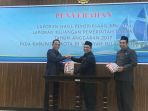 menyerahkan-penghargaan-wtp_20180525_155125.jpg