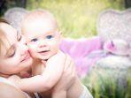 merangsang-perkembangan-bayi-dengan-berlatih-berguling.jpg