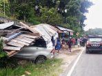 mobil-avanza-hantam-kios-warga-di-mengkendek-tana-toraja-sabtu-3012021.jpg