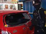 mobil-merah-yang-menabrak-pemotor-di-jl-hertasning-makassar-diamankan.jpg