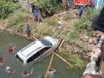 mobil-minibus-terjatuh-ke-sungai-sarroangin-selasa-5102021.jpg