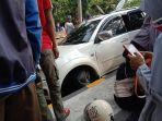 mobil-pajero-sport-warna-putih-terpeleset-masuk-ke-got-di-jalan-lanto-daeng-pasewang.jpg