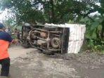 mobil-pikap-bermuatan-sekam-padi-terbalik-di-tanjakan-clirit-view-kalibakung-tegal.jpg