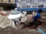 mobil-putih-jatuh-ke-sungai-akibat-jalan-amblas-di-jeneponto.jpg