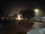 mobil-terjebak-banjir-bandang.jpg