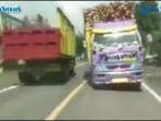 mobil-truk-angkut-kayu-hingga-terlihat-oleng.jpg