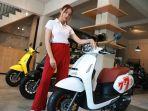 model-berpose-pada-salah-satu-unit-Benelli-Panarea-Limited-Series.jpg