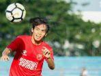 momen-ketika-rasyid-bakri-mulai-mengikuti-latihan-dengan-psm-makassar-992020.jpg
