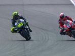 momen-saat-valentino-rossi-menyalip-andrea-dovizioso.jpg