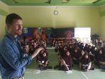 mr-john-menjadi-narasumber-di-english-camp-man-1-polman.jpg<pf>panitia-english-camp-foto-bersama-mr-john.jpg