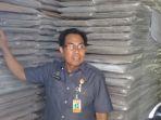 muh-ilham-saat-memperlihatkan-gudang-penyimpanan-kotak-kardus.jpg