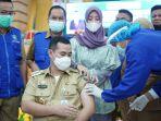 muhammad-yusran-lalogaumyl-menerima-suntikan-vaksin-covid-19-senin132021.jpg
