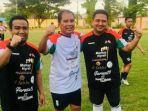 munafri-arifuddin-bermain-bola-bareng-wali-kota-makassar-danny-pomanto-2552021.jpg