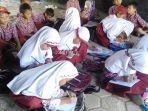 murid-sd-44-bantaulu-desa-sapanang-kecamatan-binamu-jeneponto-belajar-melantai.jpg