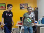 musisi-sekaligus-gitaris-makassar-gyant-hidayah-di-tribun-timur.jpg