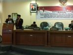 muslimin-bando-dan-asman-membacakan-visi-misi_20181105_135223.jpg