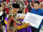 muslimin-bando-menyerahkan-klaim-jaminan-kematian-bpjs.jpg