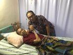 makassar/najib-lantadang-saat-menjenguk-malawing-yang-tengah-terbaring-sakit-di-rs-wahidin.jpg