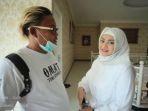 nathalie-holscher-memeluk-agama-islam-mualaf-di-rumah-sule.jpg