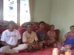 nelayan-km-natasya-04-bersama-keluarganya-setelah-tiba-di-desa-tongke-tongke.jpg