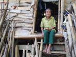 nenek-hadi-di-gubuk-miliknya-yang-bertempat-di-perbatasan-desa-tunikamasea.jpg