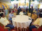 nh-aziz-menggelar-silaturahmi-di-rumah-kuning_20180701_174845.jpg