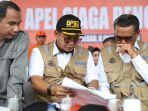 nurdin-abdullah-bersama-penjabat-wali-kota-makassar-iqbal-suhaeb-di-sela-sela-apel-siaga-bencana.jpg
