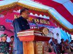 nurdin-abdullah-saat-memberikan-sambutan-di-desa-lapaukke-kecamatan-pammana.jpg