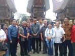 nurdin-abdullah-saat-mengunjungi-kantor-bps-gereja-toraja_20180807_091344.jpg